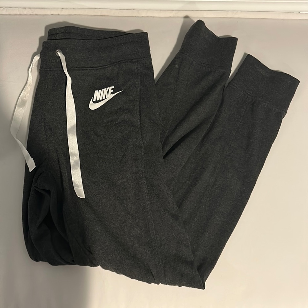 Dark grey never worn Nike sweatpants. Women’s size small and in very good cond.